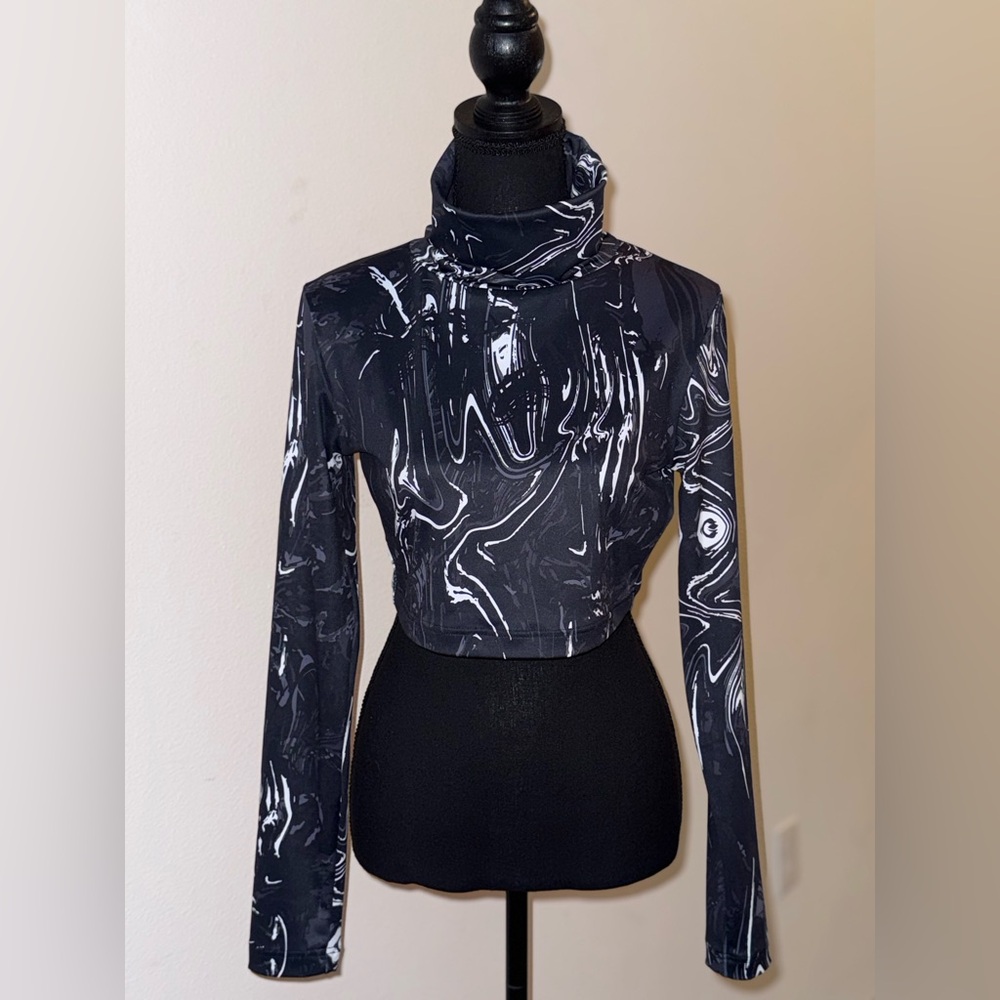 NWT Pyer Moss Trendy Black and White Graphic Crop Top - Picture 6 of 9